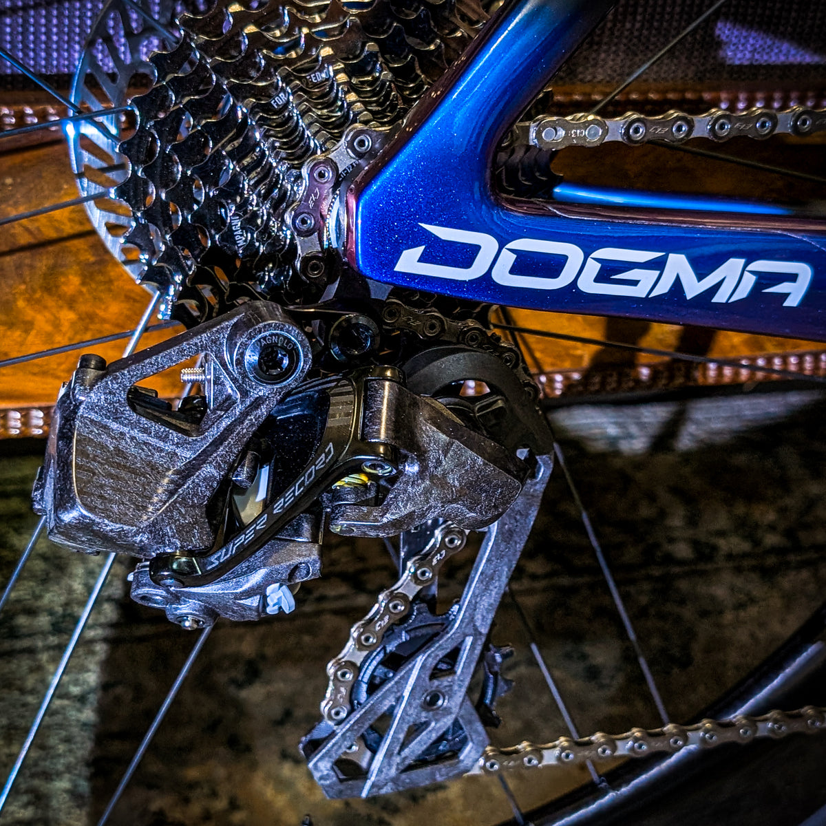 Pinarello Dogma F - Luxter Blue Shiny - Campagnolo Custom